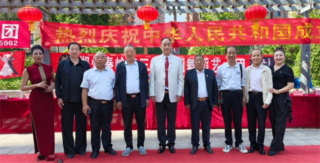大河大合影.jpg
