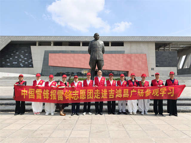 雕像前.jpg