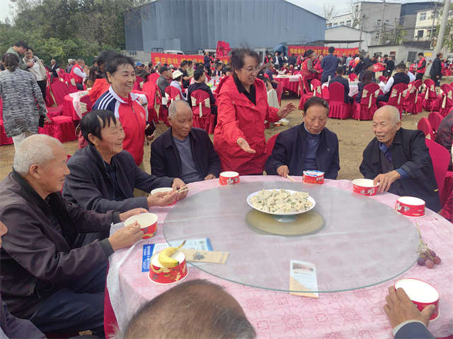 吃饺子.jpg