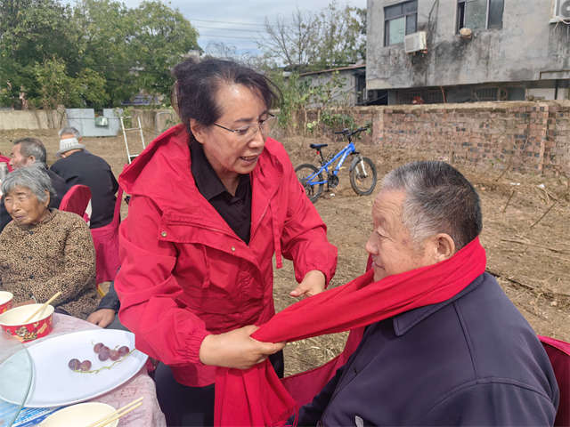 陈围巾.jpg